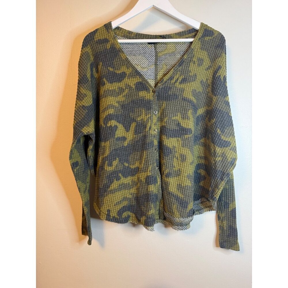 Urban Outfitters Out from Under Camouflage Button Up Thermal Size Medium - Picture 2 of 7